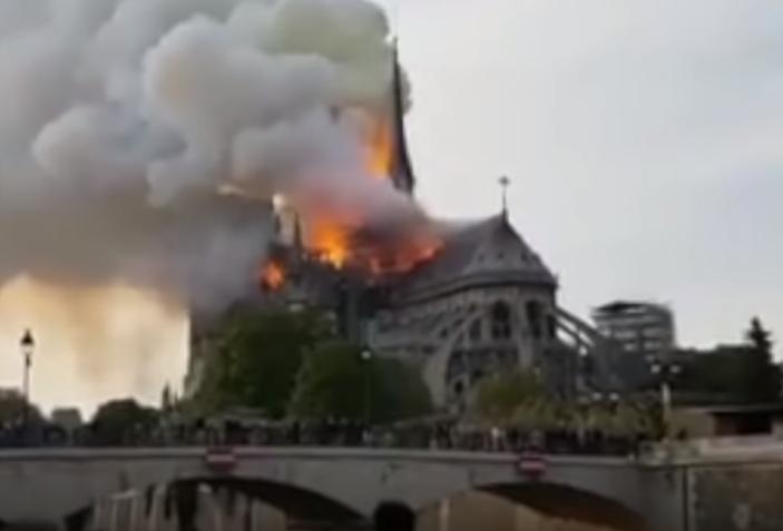 Собор Парижской Богоматери Notre Dame Cathedral сгорел вечером 15 апреля в Париже (видео)