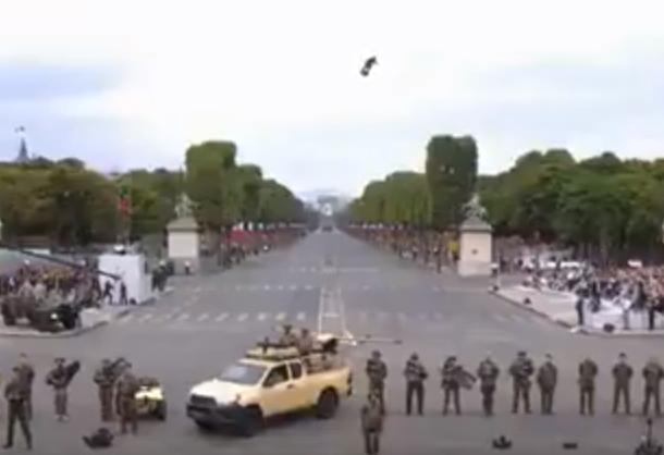 На военном параде в Париже изобретатель Фрэнки Сапата пролетел над площадью на «ховерборде»