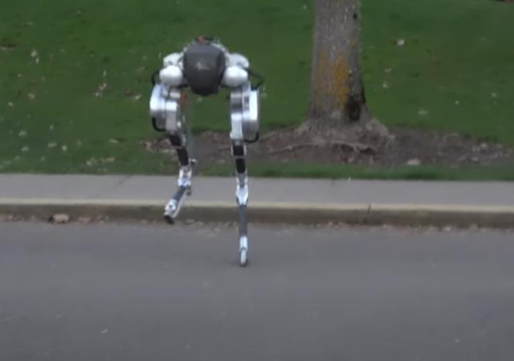 Двуногий робот Кэсси самостоятельно пробежал 5 километров