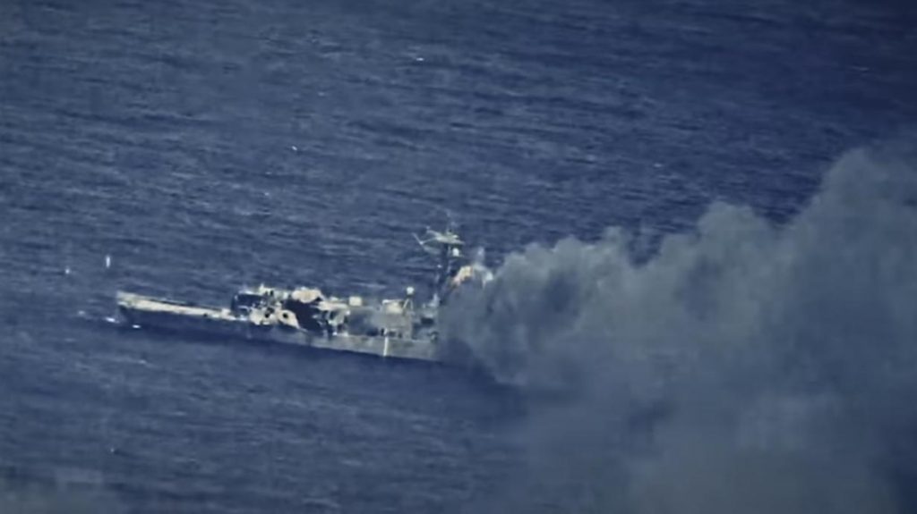 Американцы потопили свой военный корабль во время учений в районе Гавайских островов (видео)